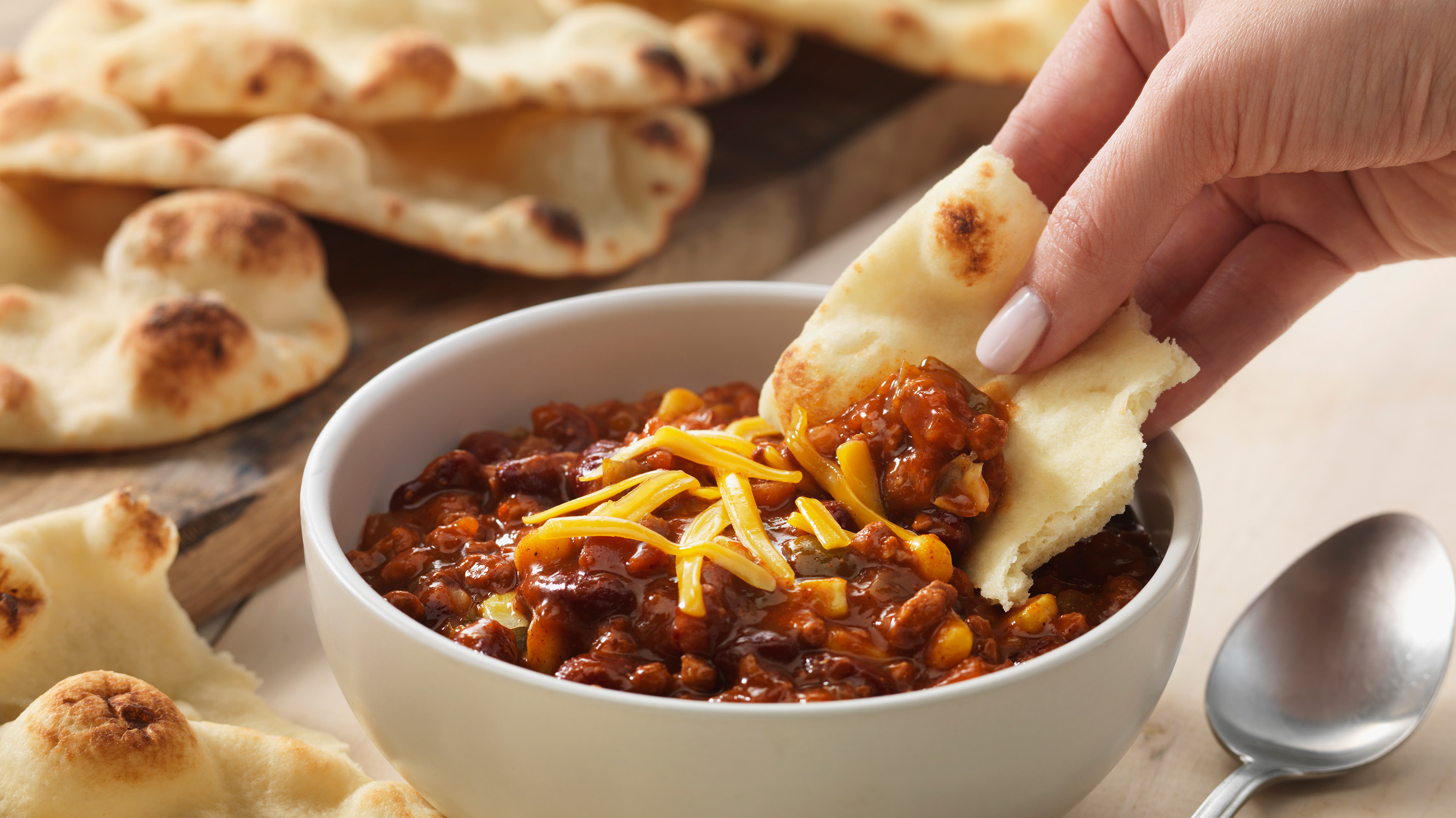 Easy simple and quick chili bowl with naan for dipping