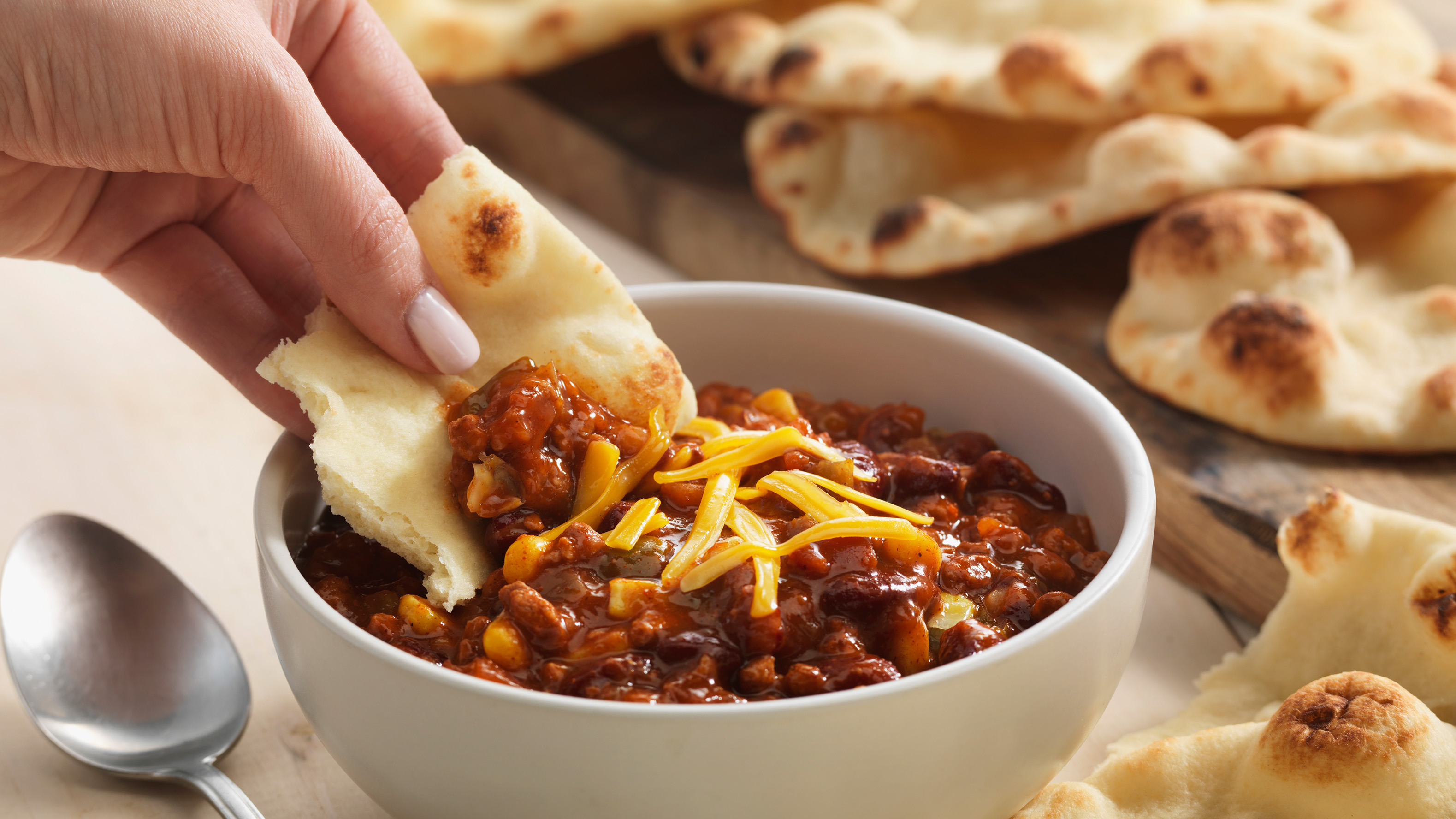 Easy simple and quick chili bowl with naan for dipping